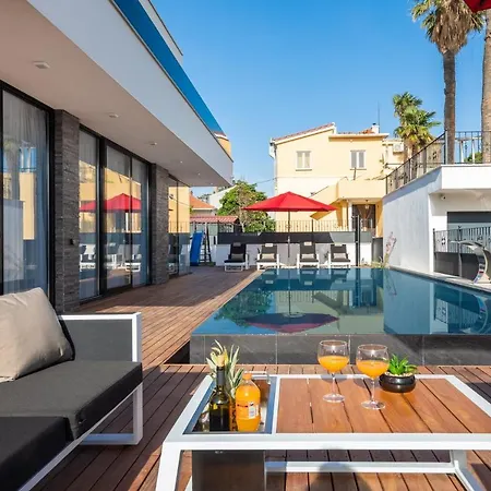 Villa Luxury Anchor
