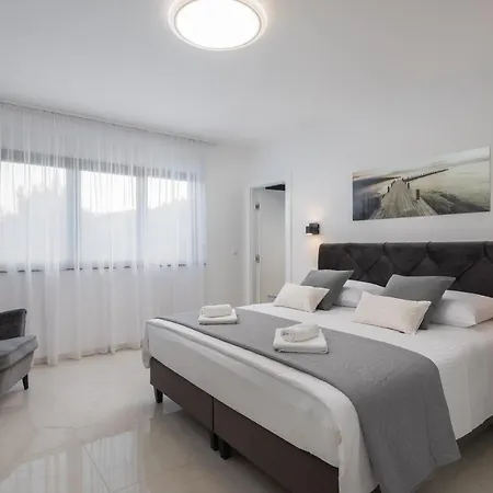 Villa Luxury Anchor *