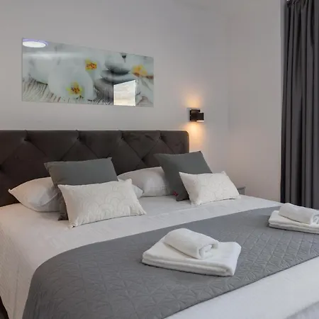 Villa Luxury Anchor *