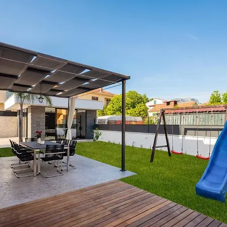 Villa Luxury Anchor *