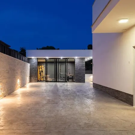 Villa Luxury Anchor *